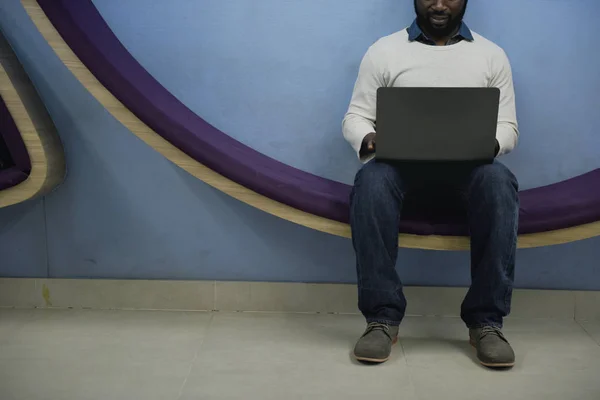 Африканский человек, работающий с ноутбуком — стоковое фото
