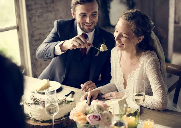 Άνθρωποι γιορτάζουν γάμου στο τραπέζι — Φωτογραφία Αρχείου