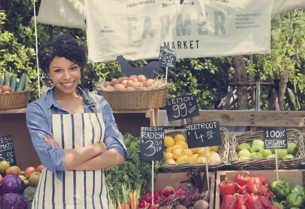 Vrouw eigenaar van gracery winkel — Stockfoto