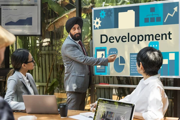 Mensen uit het bedrijfsleven hebben ontmoeting met discussie — Stockfoto