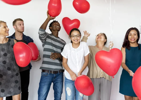 Personas con globos en forma de corazón —  Fotos de Stock