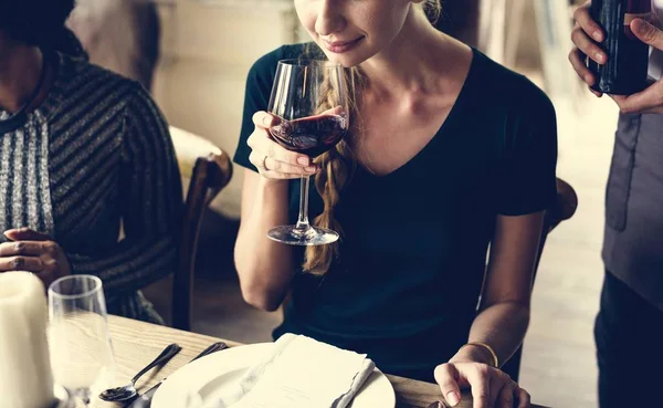 Menschen essen im Restaurant — Stockfoto