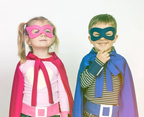 Niños pequeños con máscaras de superhéroes — Foto de Stock