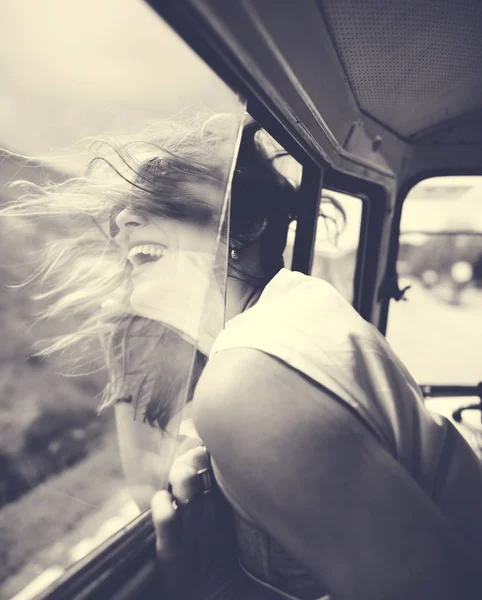 Vrouw zitten in een auto — Stockfoto