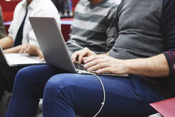 Mensen laptop gebruiken in office — Stockfoto