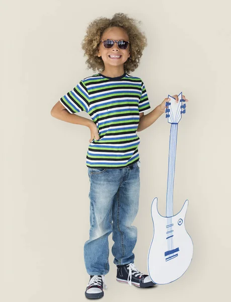 ペーパー ギターと少年 — ストック写真