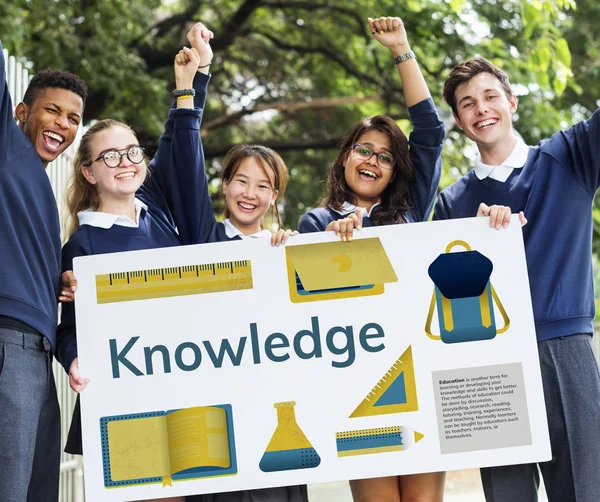 Gelukkig multicutural studenten met banner — Stockfoto