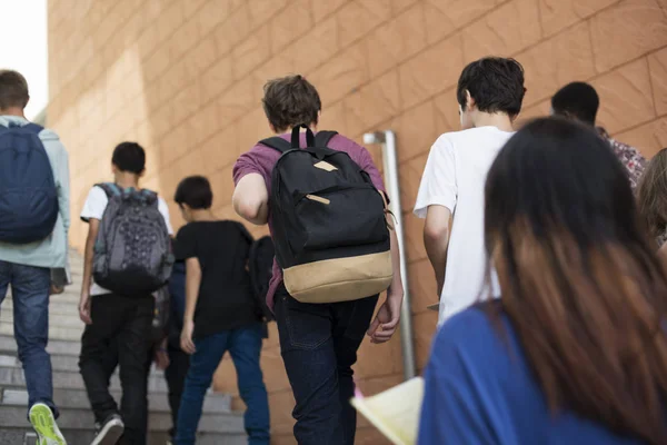 Grupo de estudantes caminhando em escadas — Fotografia de Stock