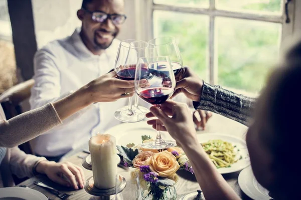 İnsanlar restoranda yemek yiyor.  