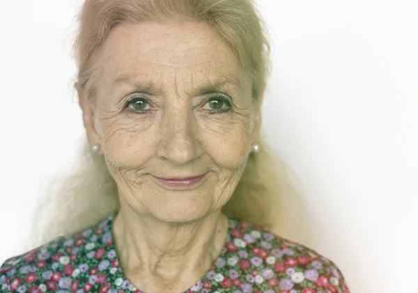 Привлекательная пожилая женщина — стоковое фото