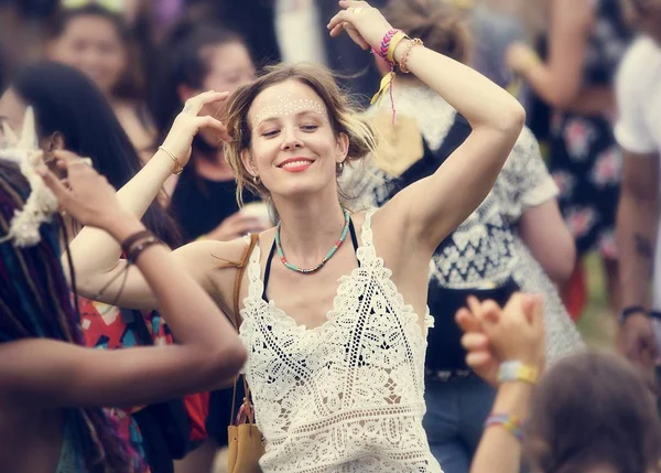 Menschen genießen Musikfestival — Stockfoto