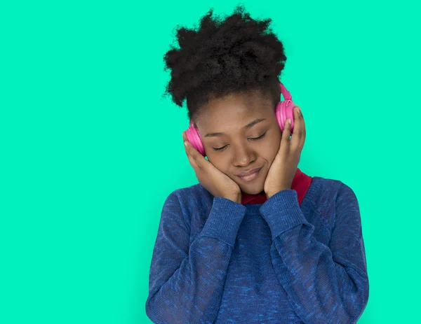 African american Kobieta w słuchawkach — Zdjęcie stockowe