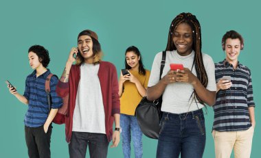 çok ırklı kişi dijital cihazlar kullanarak