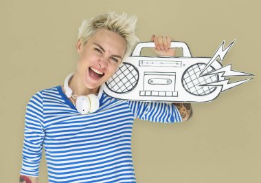 Kağıt boombox dövmeli kadın