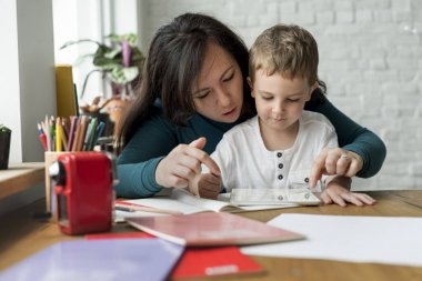 Anne ve oğlu tablet kullanma