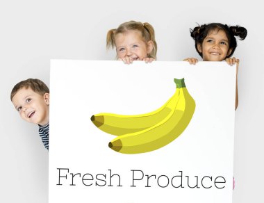 Çocuk afişini saklanıyor