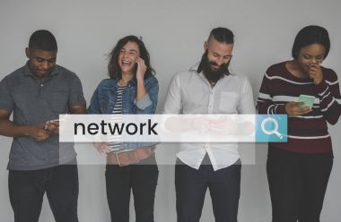 Arkadaşlar dijital cihazlar kullanarak