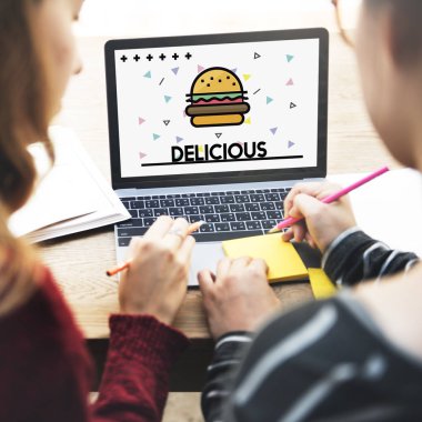 dizüstü bilgisayar kullanan iki kız