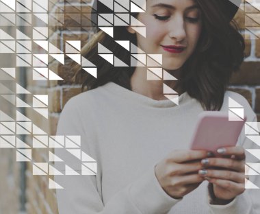 Akıllı telefon kullanan kadın 