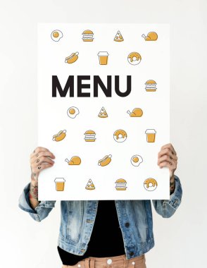 afişini tutan dövmeli kadın