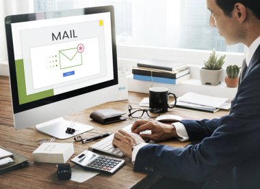 bilgisayarla çalışma iş adamı