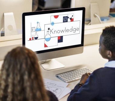 erkek ve kız monitör ekranına bakarak 