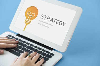 Dizüstü bilgisayarda yazan kadın klavyesi