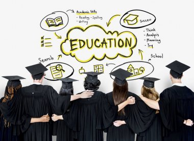 Mezuniyet kapaklar ve önlük giyen öğrenciler