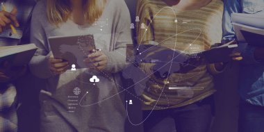 İnsanlar kitap okuyor.