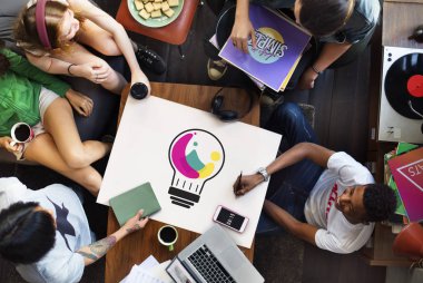 Masadaki arkadaş grubu