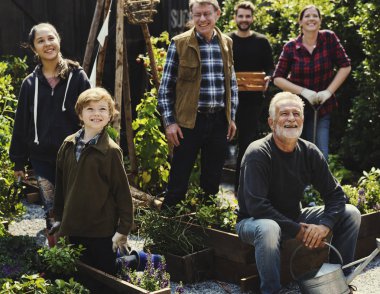  İnsanlar yerel sebze çiftliği,