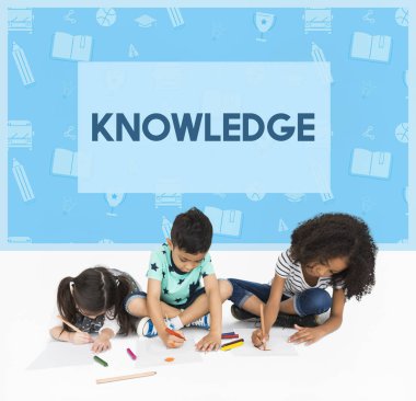 kağıtlara çizim çocuklar