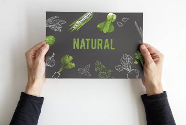 afişini holding eller 