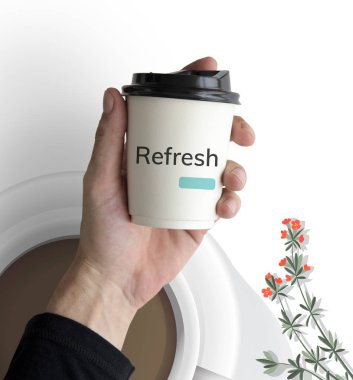 Kağıt kahve Kupası tutan el