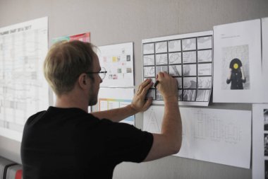 Planı duvarda yazıyor adam