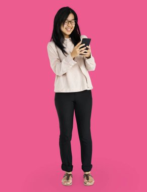 Asyalı kadın Smartphone kullanarak gülümseyen