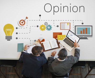 laptop ile çalışan takım elbiseli erkekler