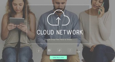 Dijital aygıtlar kullanan insanlar