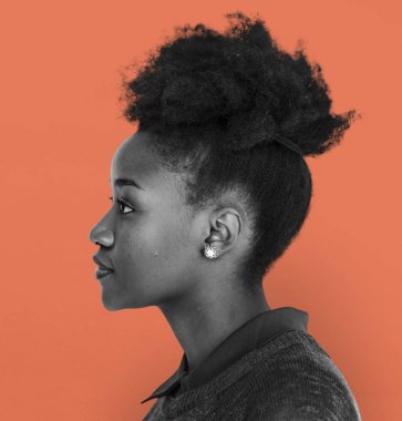 Güzel Afrikalı Amerikalı genç kadın