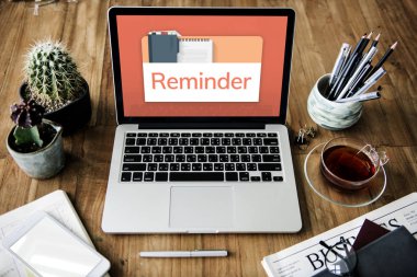 Açık tablo üstünde laptop