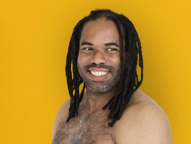Afrikalı adamın dreadlocks ile