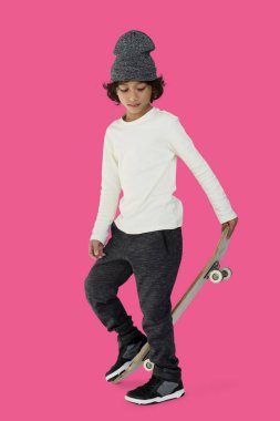 küçük bir çocukla kaykay