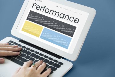 Dizüstü bilgisayarda yazan kadın klavyesi