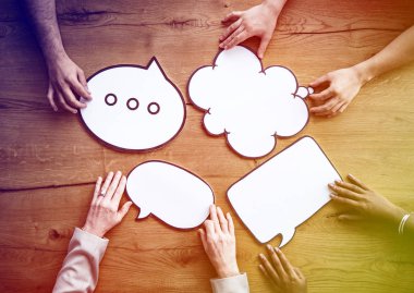 Tablo üzerinde insanların çeşitlilik eller