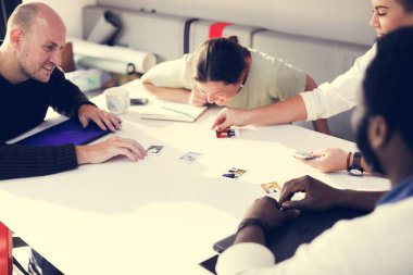 İnsanlar arkadaşları arıyorum