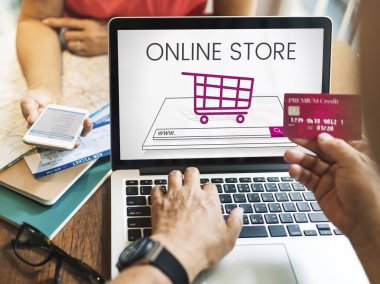 dizüstü bilgisayarda klavyede yazan adam 