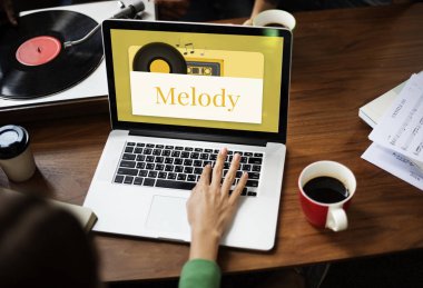 Dizüstü bilgisayarda yazan kadın klavyesi