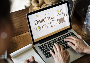 Dizüstü bilgisayarda yazan kişi 