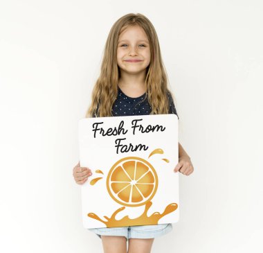 Kız holding tasarlamak