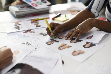 iş adamları fikirleri hakkında konuşmak